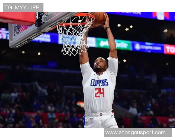 鲍威尔半场表现出色9投4中砍下15分助力球队取得领先优势